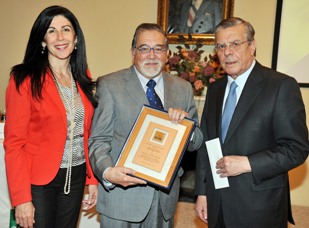 Periodista abraham santibáñez recibe premio carmen puelma 2013 Periodista abraham santibáñez recibe premio carmen puelma 2013