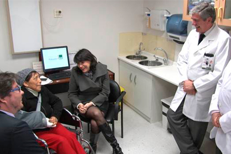 Ministra javiera blanco visitó en hospital del trabajador a mujer que resultó herida tras bombazo Ministra javiera blanco visitó en hospital del trabajador a mujer que resultó herida tras bombazo