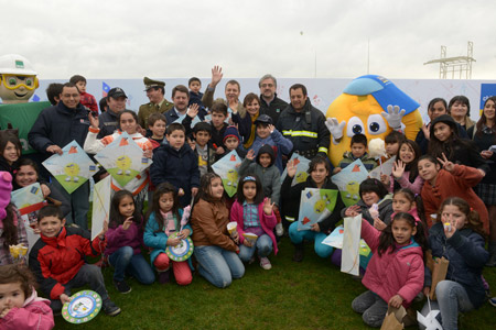 Chilectra y ACHS lanzan campaña “volantín seguro 2014” para prevenir accidentes por uso de hilo curado y evitar interrupciones del suministro eléctrico Chilectra y ACHS lanzan campaña “volantín seguro 2014” para prevenir accidentes por uso de hilo curado y evitar interrupciones del suministro eléctrico