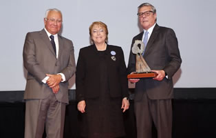 Fernán gazmuri recibe distinción de asimet como mejor empresario del año Fernán gazmuri recibe distinción de asimet como mejor empresario del año