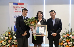 La dirección del trabajo premió a ganadores del concurso de cuentos "mi vida y mi trabajo" La dirección del trabajo premió a ganadores del concurso de cuentos "mi vida y mi trabajo"
