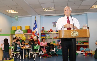 Presidente piñera firma proyecto de ley de sala cuna universal en instalaciones de la ACHS Presidente piñera firma proyecto de ley de sala cuna universal en instalaciones de la ACHS
