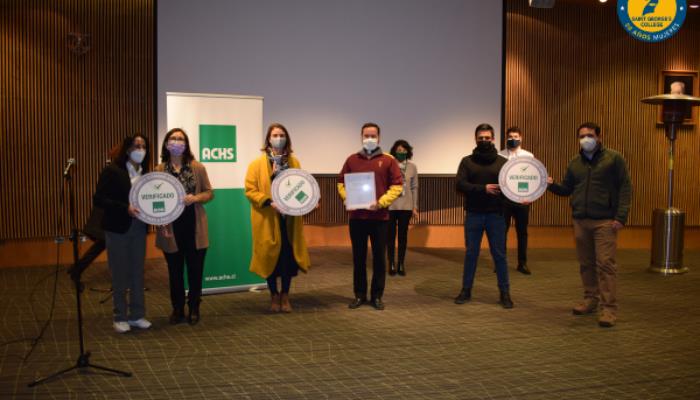 Saint George’s College recibe Sello COVID-19 ACHS reconociendo el resguardo de la salud de sus trabajadores y alumnos Saint George’s College recibe Sello COVID-19 ACHS reconociendo el resguardo de la salud de sus trabajadores y alumnos