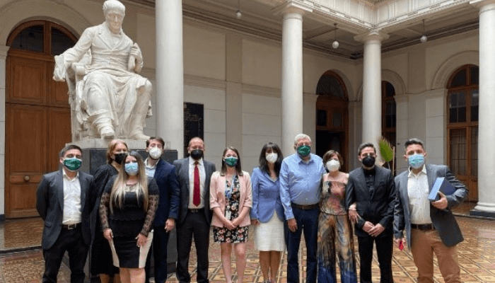 La Universidad de Chile y la ACHS reconocieron al equipo de Expertos en Prevención de la institución por la gestión preventiva realizada durante la pandemia La Universidad de Chile y la ACHS reconocieron al equipo de Expertos en Prevención de la institución por la gestión preventiva realizada durante la pandemia