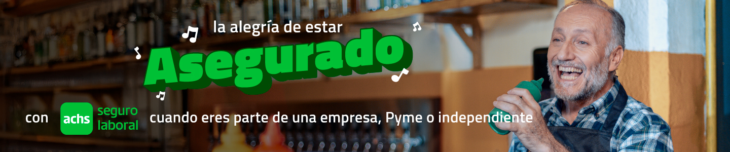 Hombre sonriente con delantal en su negocio ilustra campaña Achs Seguro Laboral sobre la alegría de estar asegurado como parte de una empresa, pyme o independiente.