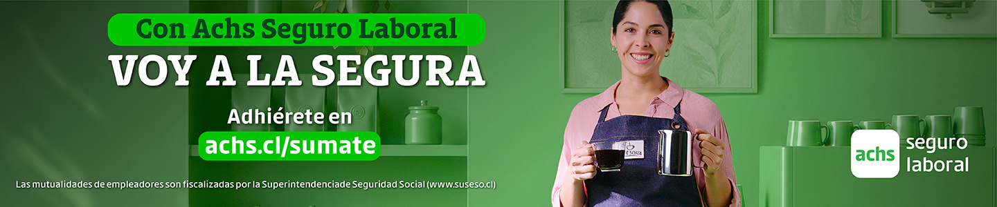 Hombre sonriente con delantal en su negocio ilustra campaña Achs Seguro Laboral sobre la alegría de estar asegurado como parte de una empresa, pyme o independiente.