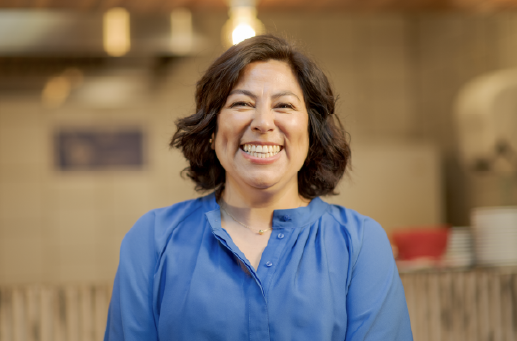 Mujer sonriente representa la opción de adhesión a Achs Seguro Laboral para empleadores de trabajadores de casa particular.